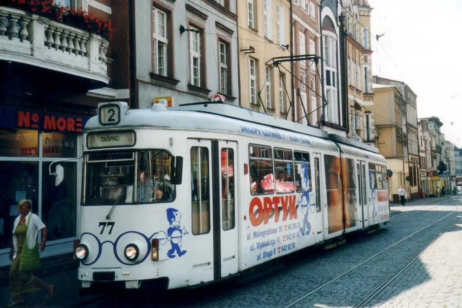 Grudziądz Straßenbahnlinie T2 mit Gelenkwagen 77 auf Rynek Główny (2004)