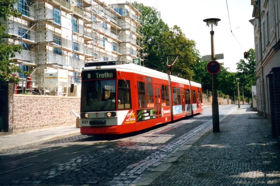 Halle (Saale) Straßenbahnlinie 8 mit Niederflurgelenkwagen 651 nahe bei Diakoniewerk (2003)