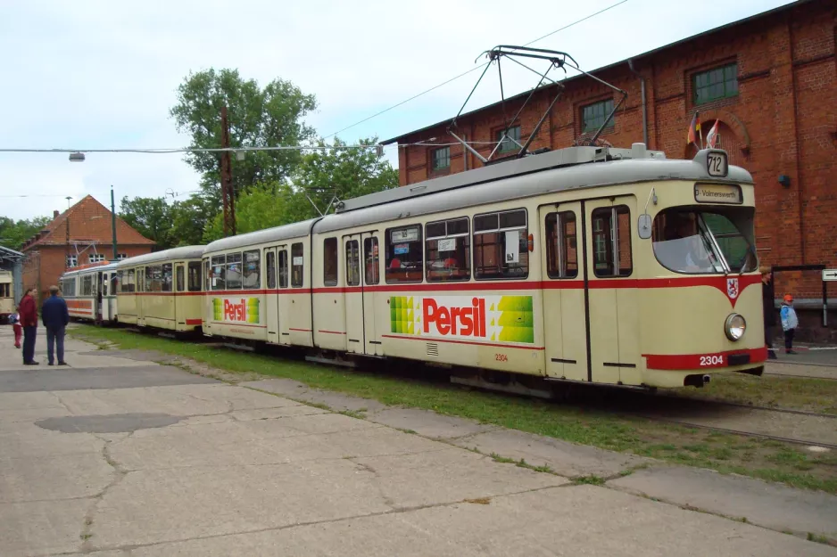 Hannover Hohenfelser Wald mit Gelenkwagen 2304 am Straßenbahn-Haltestelle (2010)