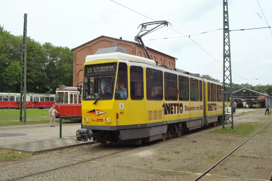 Hannover Hohenfelser Wald mit Gelenkwagen 6016 am Straßenbahn-Haltestelle (2016)