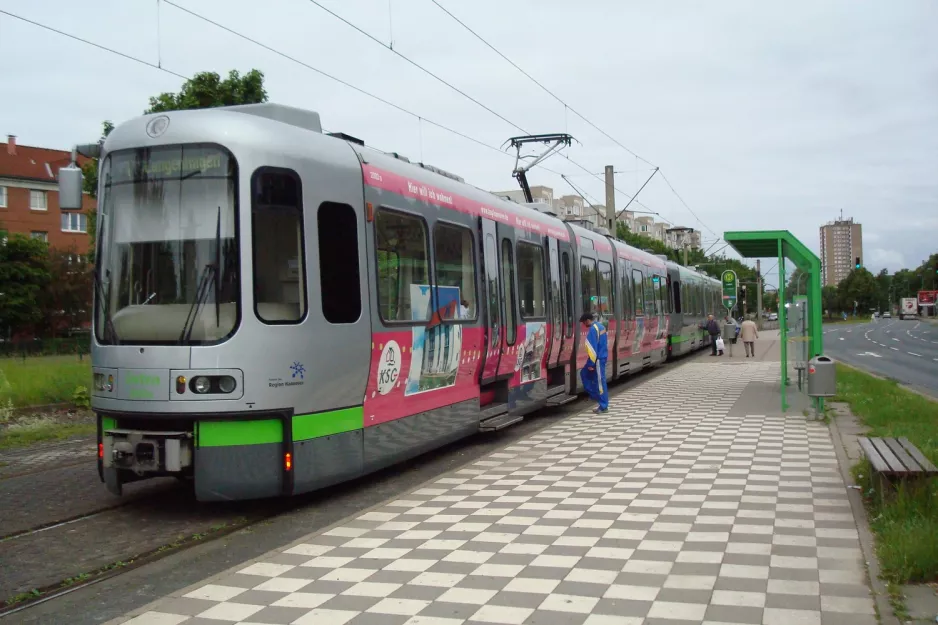 Hannover Straßenbahnlinie 1 mit Gelenkwagen 2003 am Laatzen (2010)