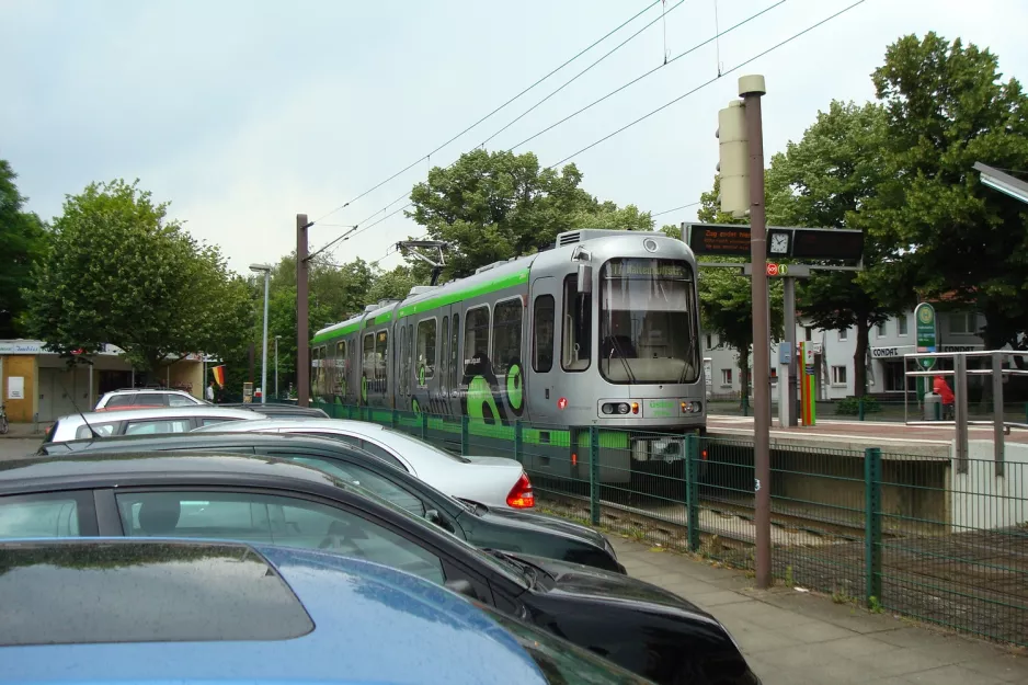 Hannover Straßenbahnlinie 11 mit Gelenkwagen 2046 am Haltenhoffstr. (2008)