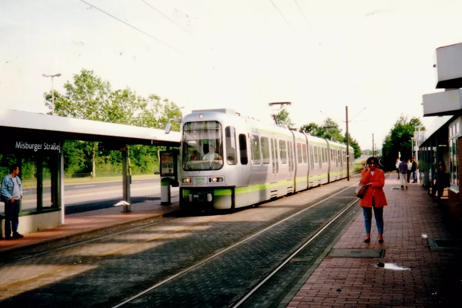 Hannover Straßenbahnlinie 4 mit Gelenkwagen 2579 am Misburger Str. (2002)