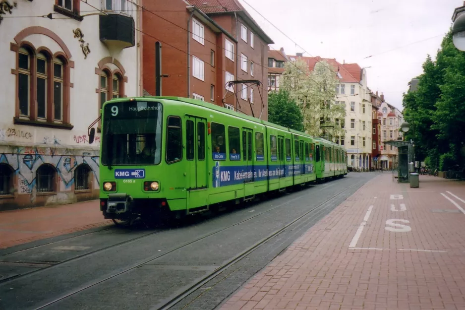 Hannover Straßenbahnlinie 9 mit Gelenkwagen 6165 am Nieschlagsstr. (2006)