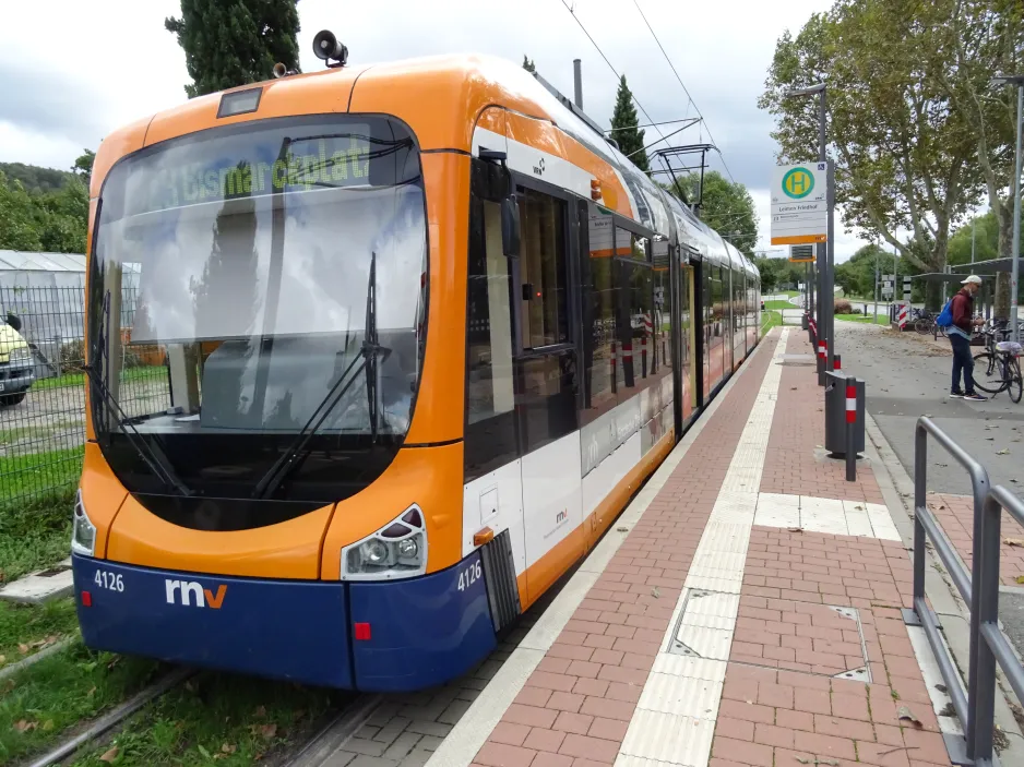 Heidelberg Straßenbahnlinie 23 mit Niederflurgelenkwagen 4126 am Leimen Friedhof (2024)