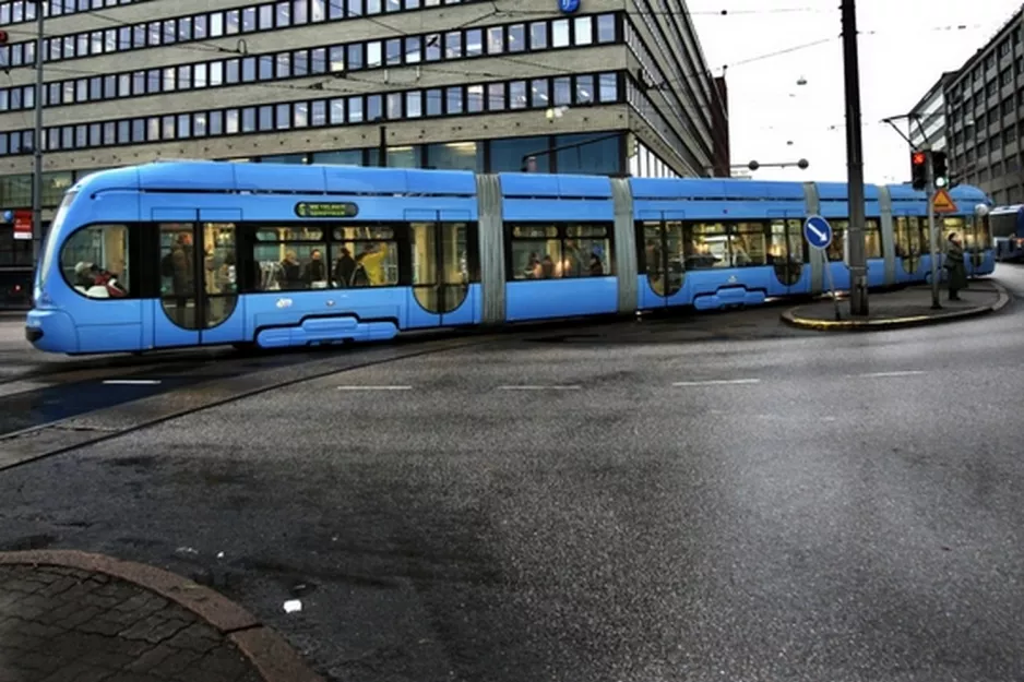 Helsinki Straßenbahnlinie 6 mit Niederflurgelenkwagen 2263 auf Kaivokatu/Brunnsgatan (2008)