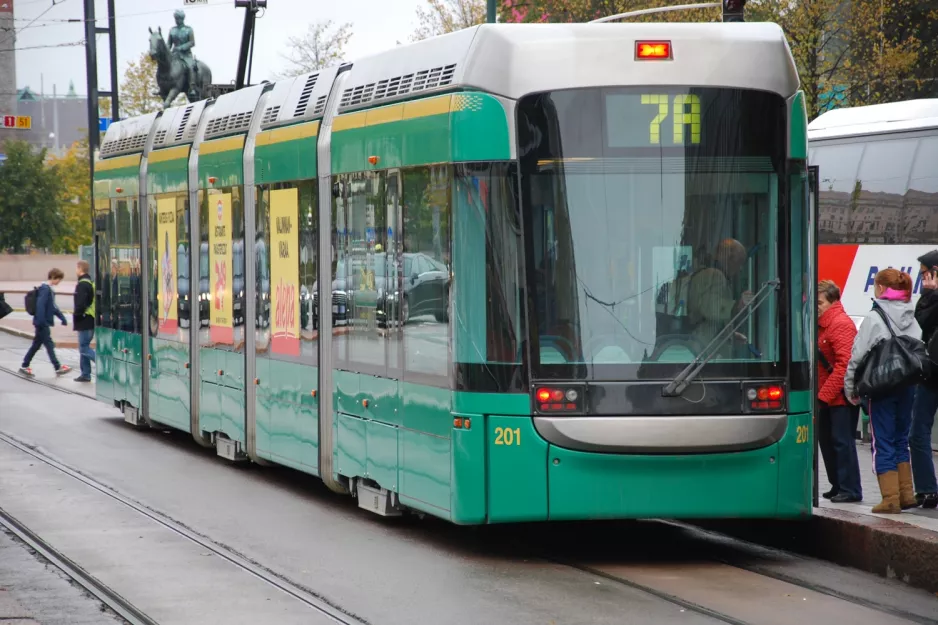 Helsinki Straßenbahnlinie 7 mit Niederflurgelenkwagen 201 am Lasipalatsi/Glaspalatset (2011)