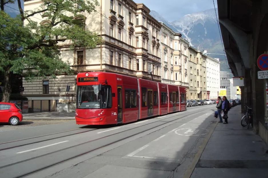 Innsbruck Straßenbahnlinie 1 mit Niederflurgelenkwagen 309 am Ingenieur-Etzel-Str. (2012)