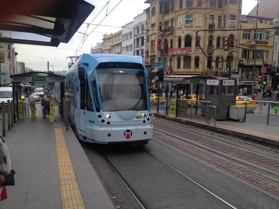 Istanbul Regionallinie T1 mit Niederflurgelenkwagen 732 am Çemberlitaş (2014)