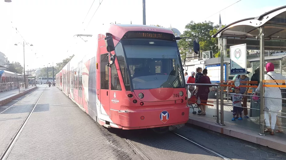 Istanbul Regionallinie T1 mit Niederflurgelenkwagen 746 am Beyazit (2017)