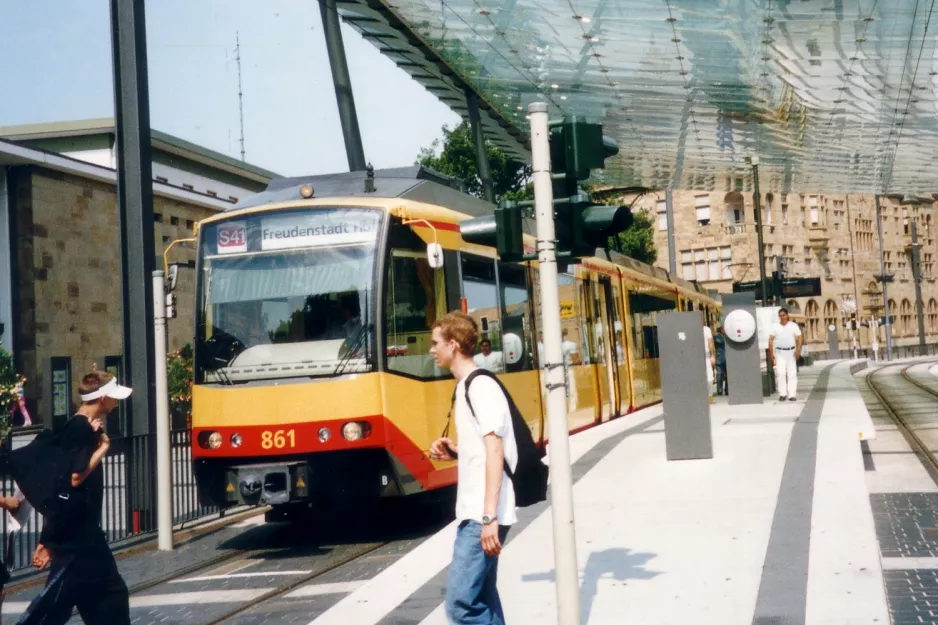 Karlsruhe Regionallinie S41 i Heilbronn mit Niederflurgelenkwagen 861 am Heilbronn Hbf/Willy-Brandt-Pl. (2003)