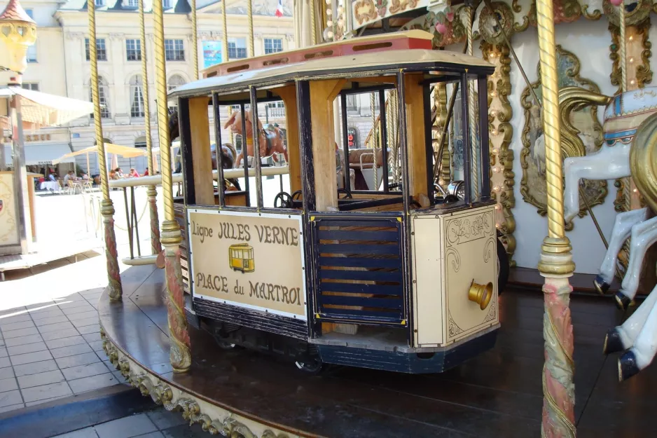 Karussell: Place du Martroi, Ligne Jules Verne (2010)