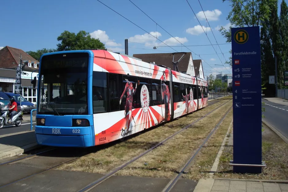 Kassel Straßenbahnlinie 4 mit Niederflurgelenkwagen 622 am Forstfeldstraße (2010)