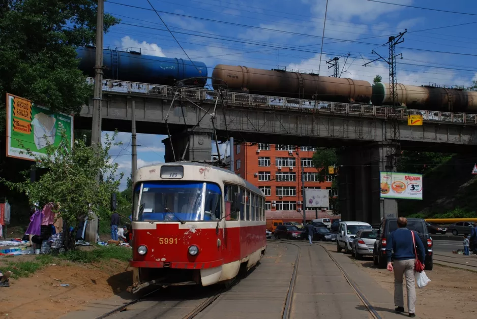 Kiew Straßenbahnlinie 16 mit Triebwagen 5991 am Vulytsya Sklyarenko (2011)