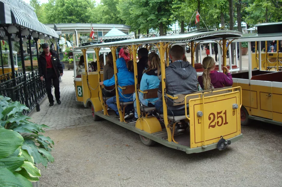 Kopenhagen Tivoli mit Offen Modell Beiwagen 251 am Linie 8 (2015)