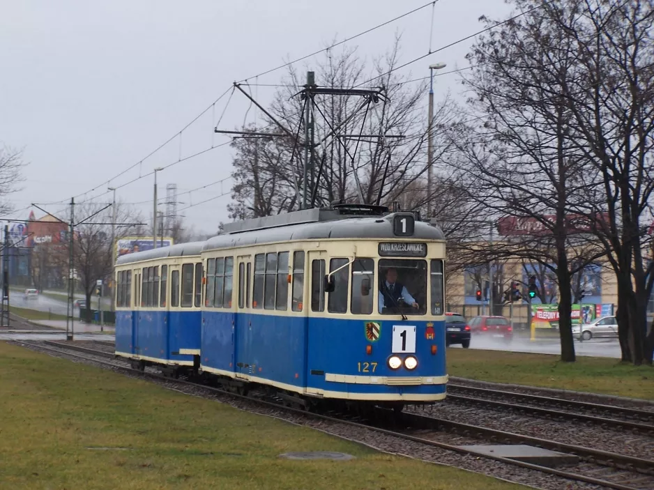 Krakau Straßenbahnlinie 1 mit Triebwagen 127 am Ogród Doświadczeń (2008)