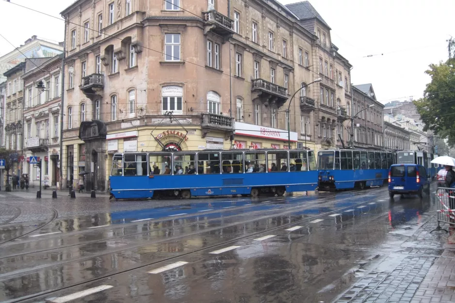 Krakau Straßenbahnlinie 13 mit Triebwagen 766 in der Kreuzung Karmelicka/Juliana Dunajewskiego (2011)