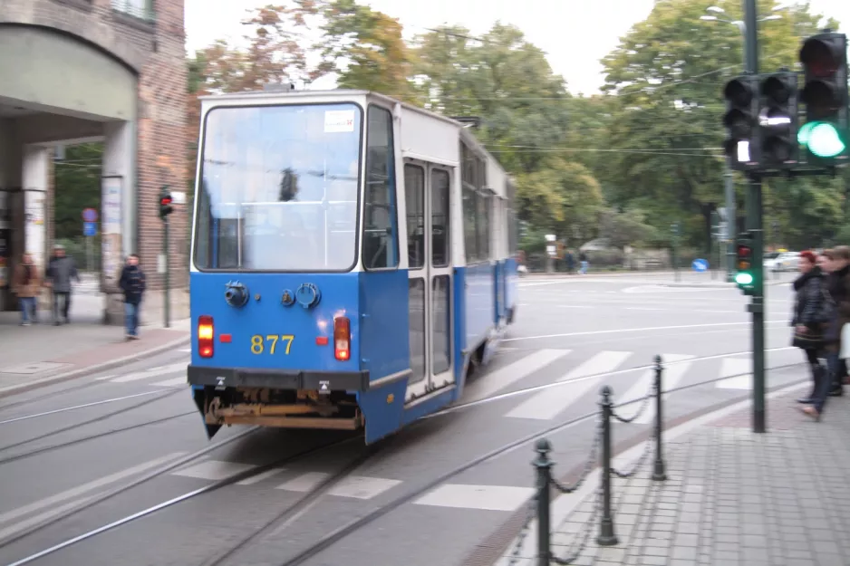 Krakau Straßenbahnlinie 24 mit Triebwagen 877 in der Kreuzung Długa/Basztowa (2011)