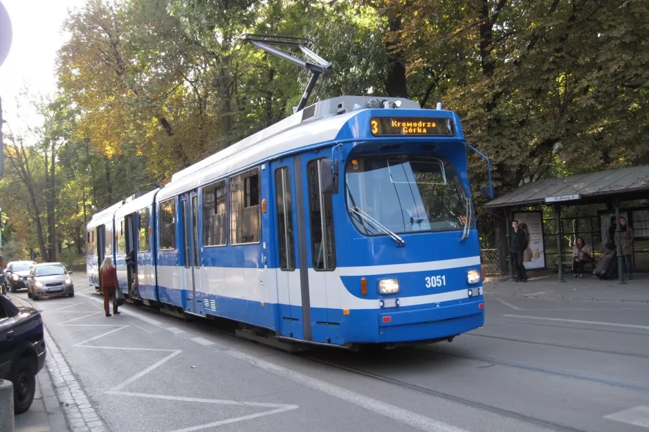 Krakau Straßenbahnlinie 3 mit Gelenkwagen 3051 am Teatr Bagatela (2011)