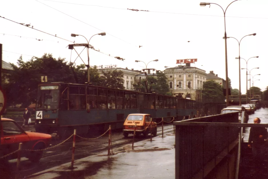 Krakau Straßenbahnlinie 4 mit Triebwagen 469 nahe bei Teatr Słowackiego (1984)