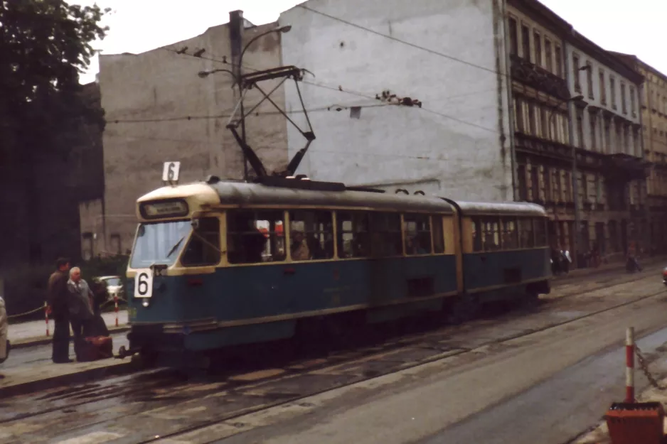 Krakau Straßenbahnlinie 6 mit Gelenkwagen 248 auf Zwierzyniecka (1984)