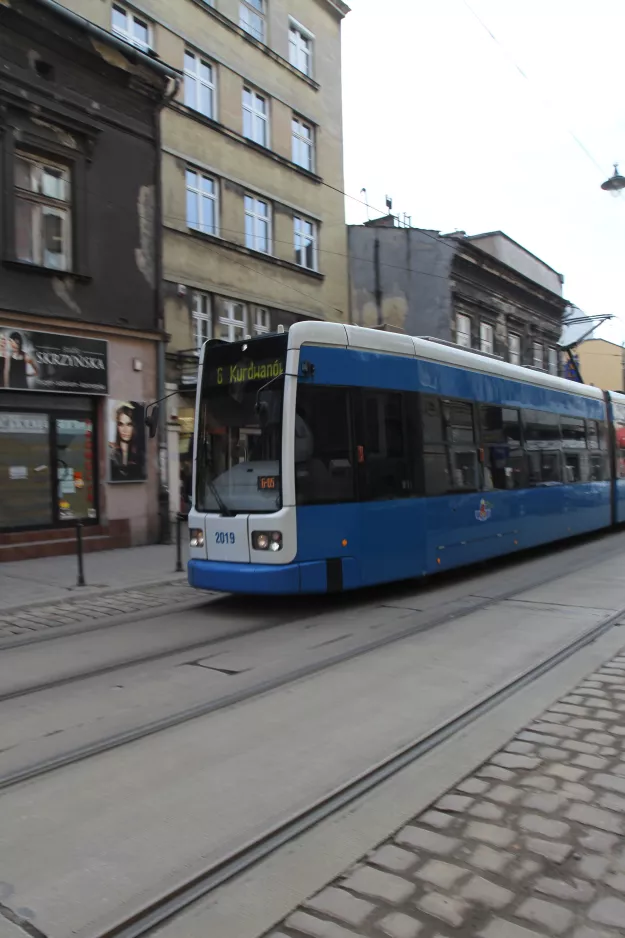 Krakau Straßenbahnlinie 6 mit Niederflurgelenkwagen 2019 auf Kalwaryjska (2011)