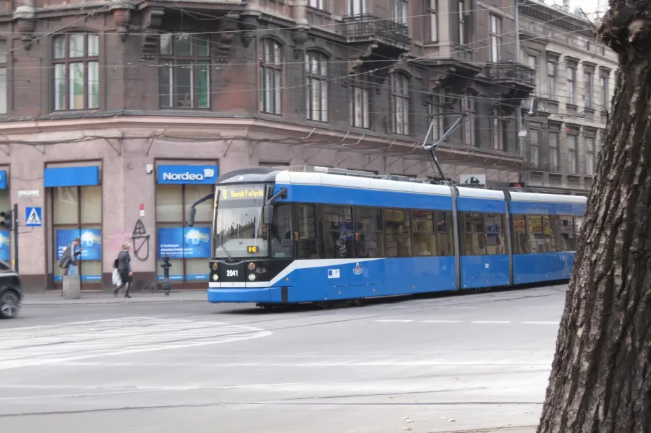 Krakau Straßenbahnlinie 8 mit Niederflurgelenkwagen 2041 nahe bei Stradom (2011)