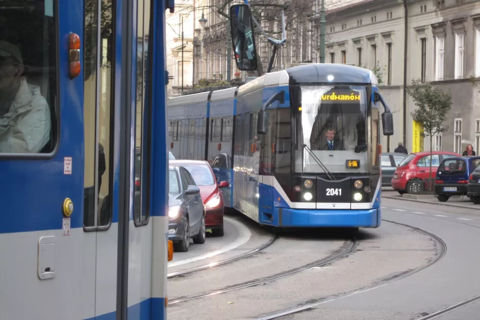 Krakau Zusätzliche Linie 6 mit Niederflurgelenkwagen 2041 auf Uliga Stradomska (2011)