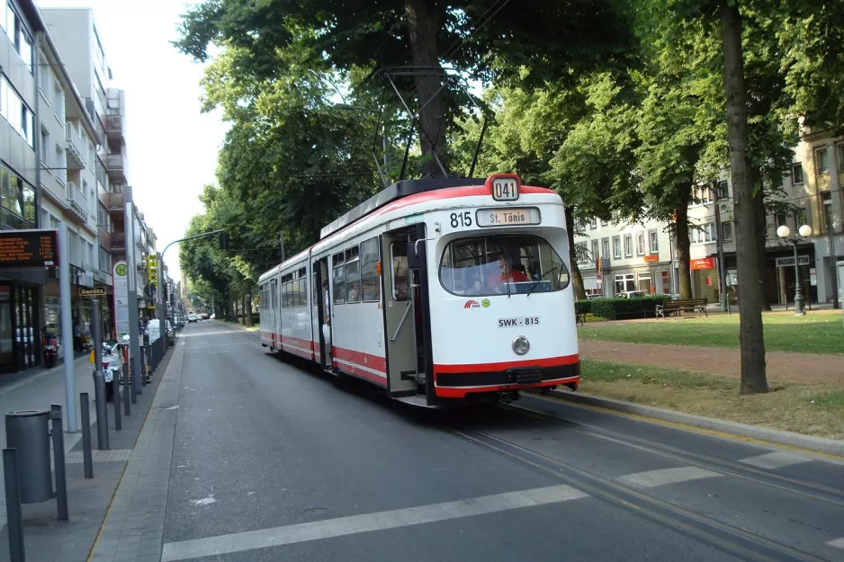 Krefeld Straßenbahnlinie 041 mit Gelenkwagen 815 am Dreikönigenstr. (2010)