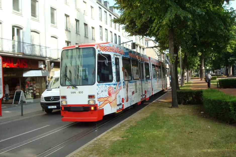 Krefeld Straßenbahnlinie 042 mit Gelenkwagen 850 "Forstwald" am Dreikönigenstr. (2010)