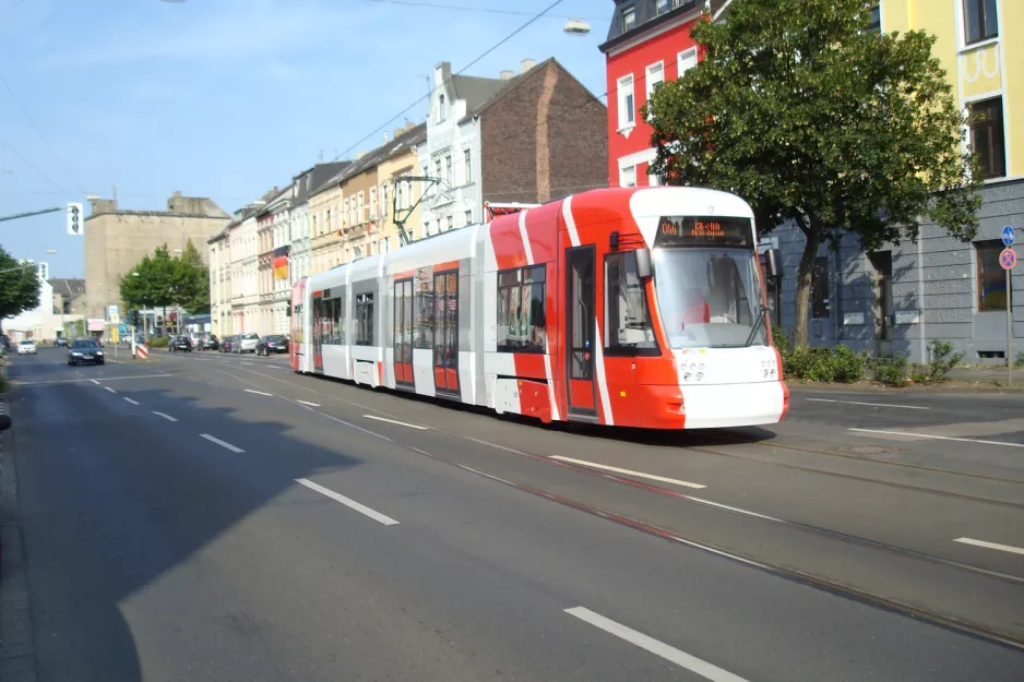 Krefeld Straßenbahnlinie 044 mit Niederflurgelenkwagen 605 am Florastr. (2010)