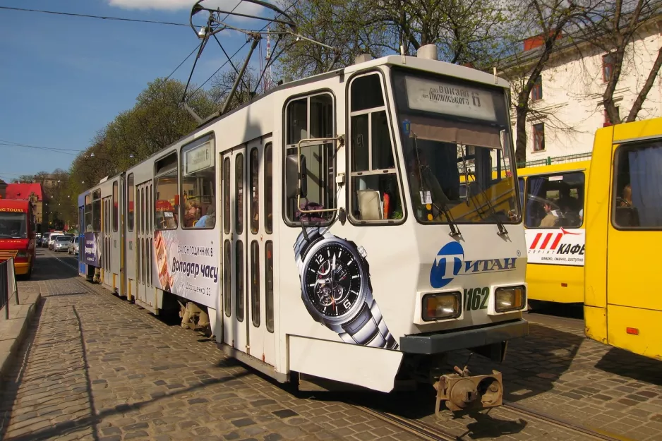 Lemberg Straßenbahnlinie 6 mit Gelenkwagen 1162 auf Vul. Pidvalna (2011)