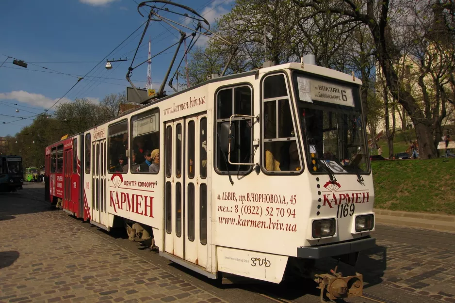 Lemberg Straßenbahnlinie 6 mit Gelenkwagen 1169 auf Vul. Pidvalna (2011)