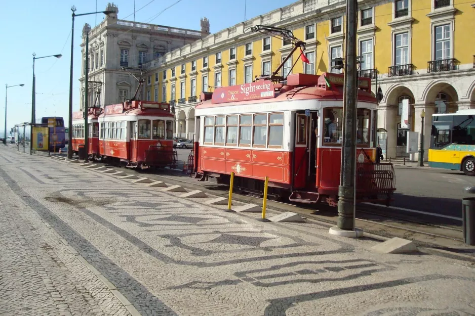 Lissabon Colinas Tour mit Triebwagen 6 am Praça do Cormércio (2008)