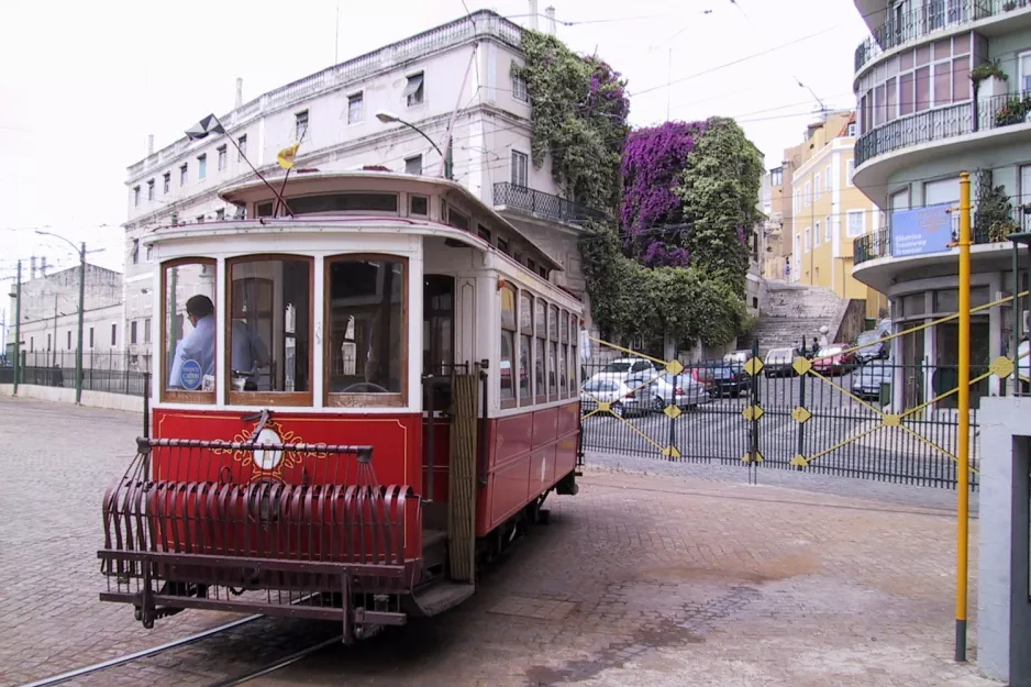 Lissabon Museu da Carris mit Triebwagen 1 am R. 1º de Maio (2003)