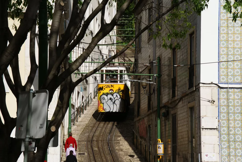 Lissabon Standseilbahn Elevador do Lavra auf Calçada do Lavra (2013)