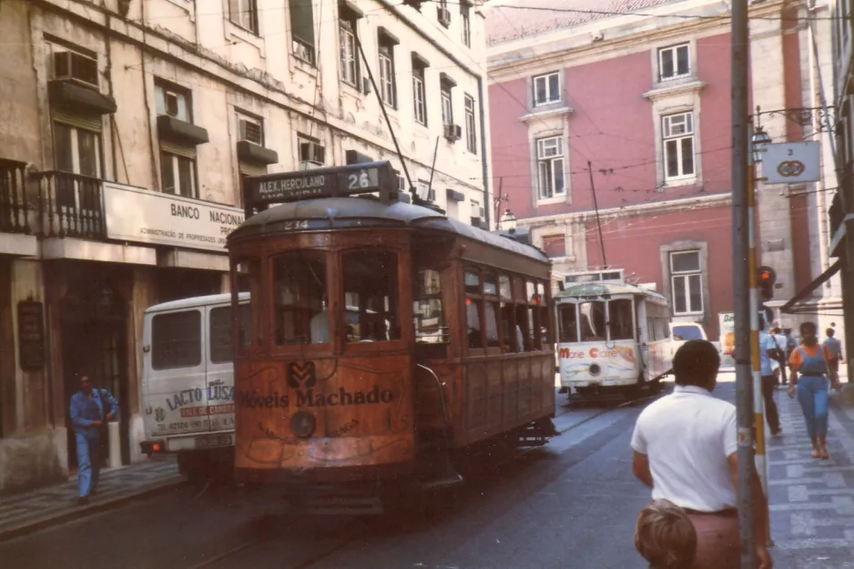 Lissabon Straßenbahnlinie 26 mit Triebwagen 284 auf Rua dos Fanqueiros (1985)