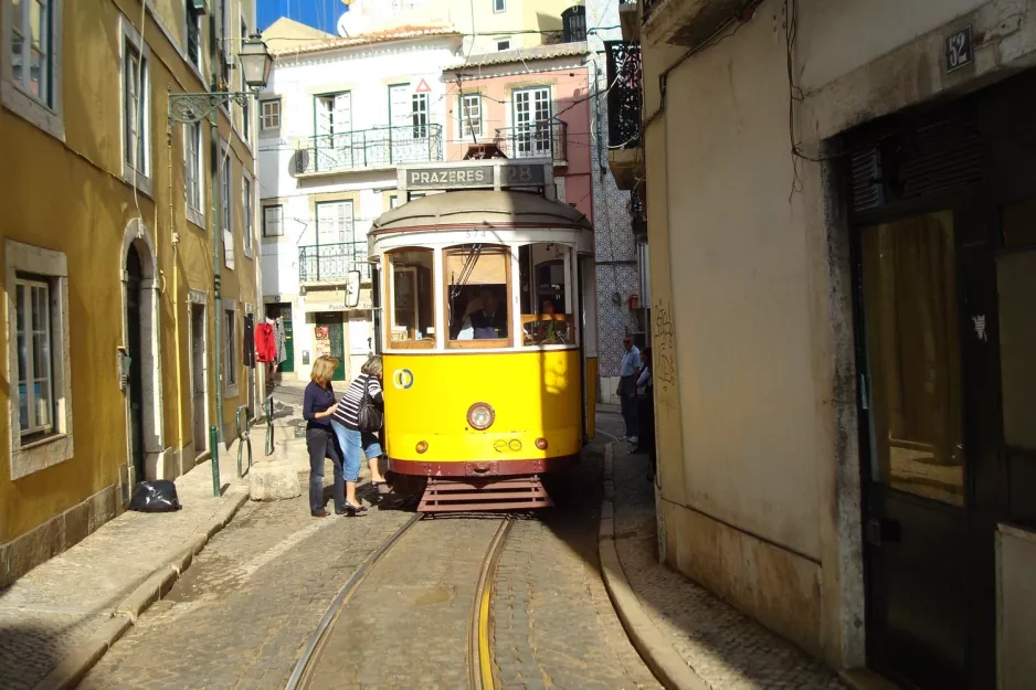 Lissabon Straßenbahnlinie 28E mit Triebwagen 574 am Calçade de São Vicente (2008)