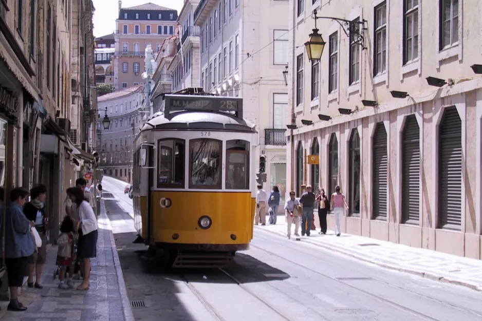 Lissabon Straßenbahnlinie 28E mit Triebwagen 578 auf Rue da Conceição (2003)