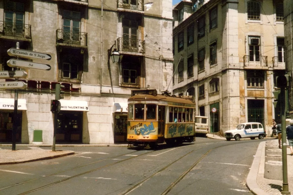 Lissabon Straßenbahnlinie 28E mit Triebwagen 735 auf Largo Madalena (1988)