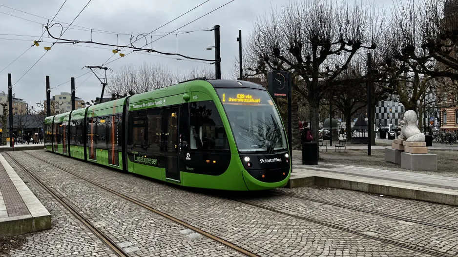 Lund Straßenbahnlinie 1 mit Niederflurgelenkwagen 01 (Sfinxen) am Lund C (2025)