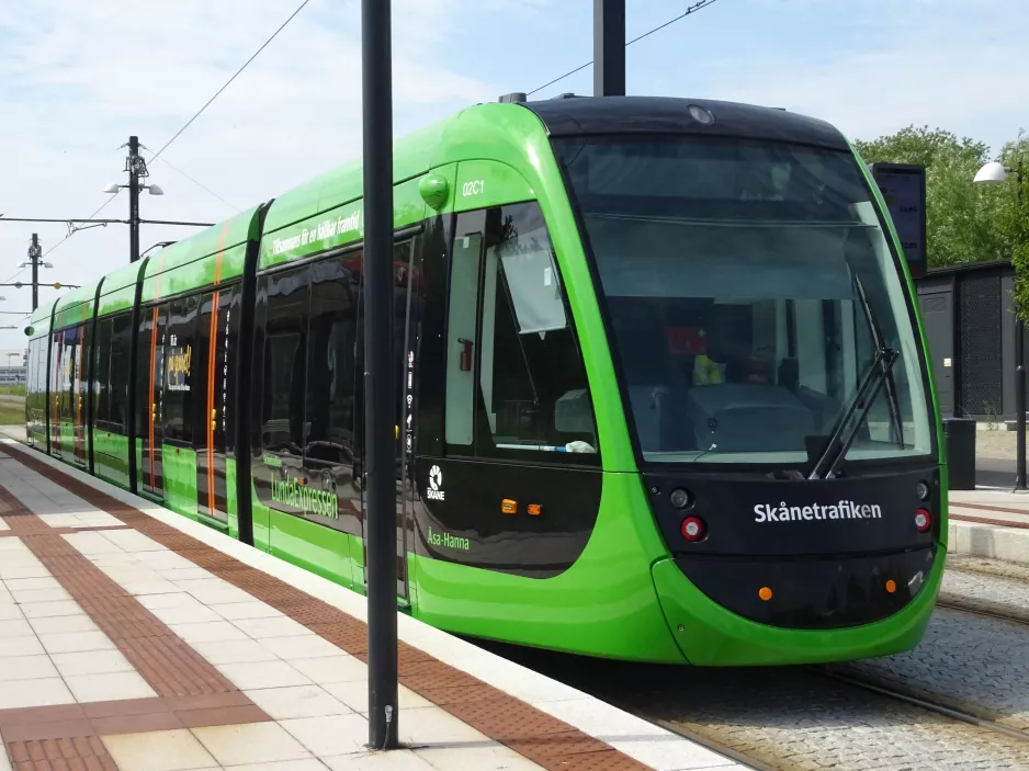 Lund Straßenbahnlinie 1 mit Niederflurgelenkwagen 02 (Åsa-Hanna) am MAX IV (2022)