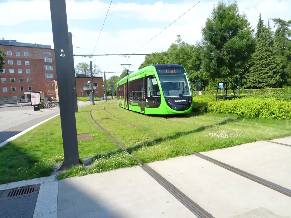 Lund Straßenbahnlinie 1 mit Niederflurgelenkwagen 05 (Inferno)nah Universitetssjukhuset (2022)