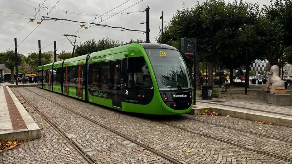 Lund Straßenbahnlinie 1 mit Niederflurgelenkwagen 06 (Saxo Grammaticus) am Lund C (2023)