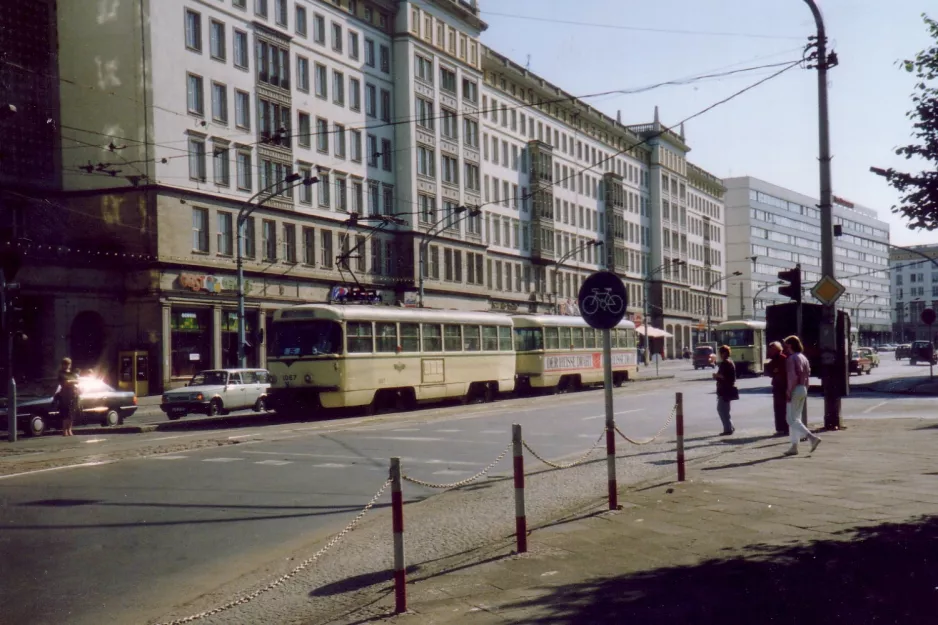 Magdeburg Straßenbahnlinie 5 mit Triebwagen 1064 auf Ernst-Reuter-Allee (1990)