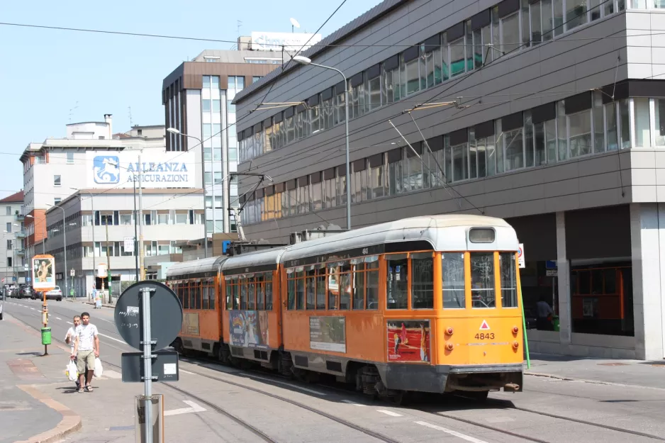 Mailand Straßenbahnlinie 12 mit Gelenkwagen 4843 auf Via Langa (2009)