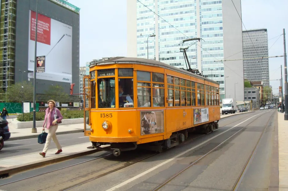 Mailand Straßenbahnlinie 33 mit Triebwagen 1585nah Stazione Centrale (2009)