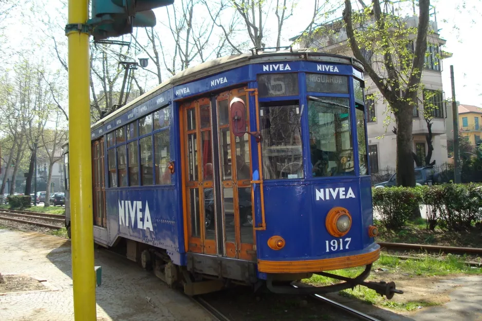 Mailand Straßenbahnlinie 5 mit Triebwagen 1917 nahe bei Marche M5 (2009)