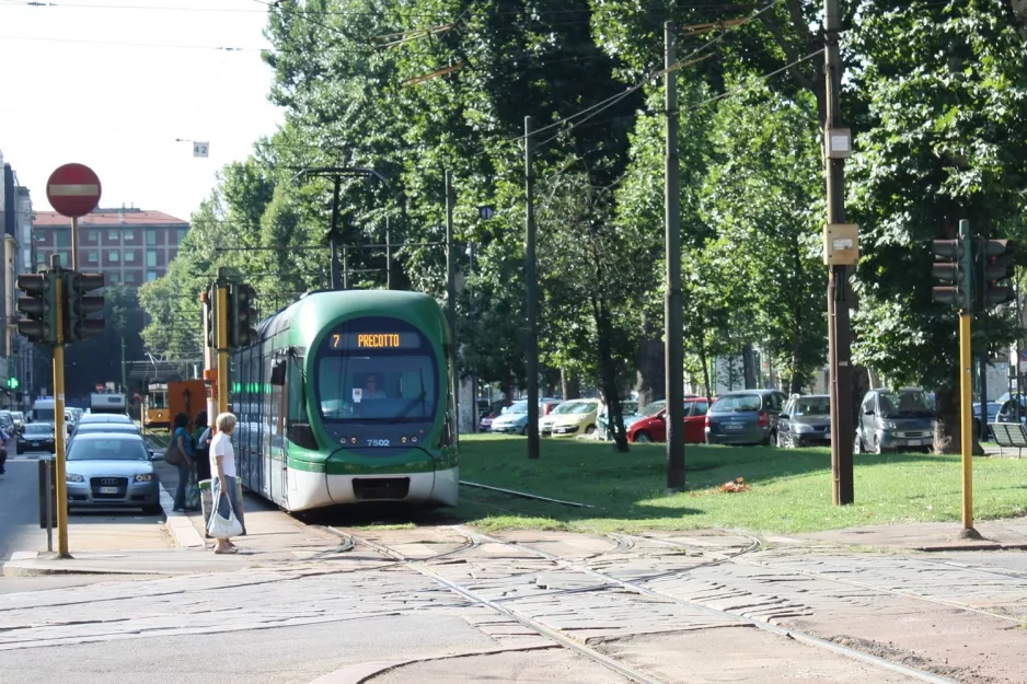 Mailand Straßenbahnlinie 7 mit Niederflurgelenkwagen 7502 nahe bei Corso Sempione 33 dopo Ferrucci (2009)