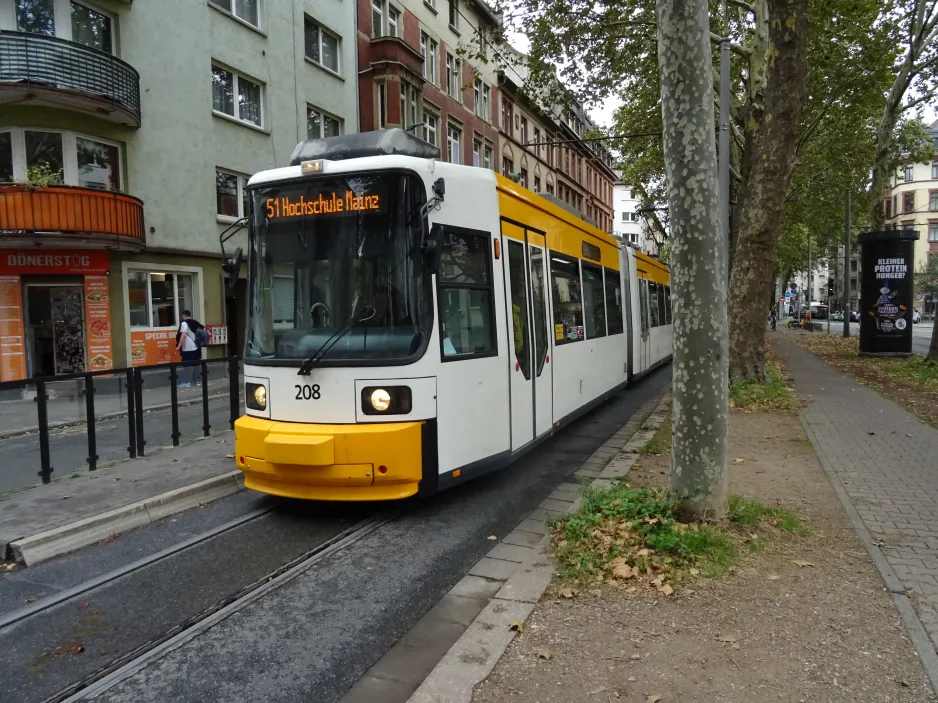 Mainz Straßenbahnlinie 51 mit Niederflurgelenkwagen 208 am Lessingstraße (2024)